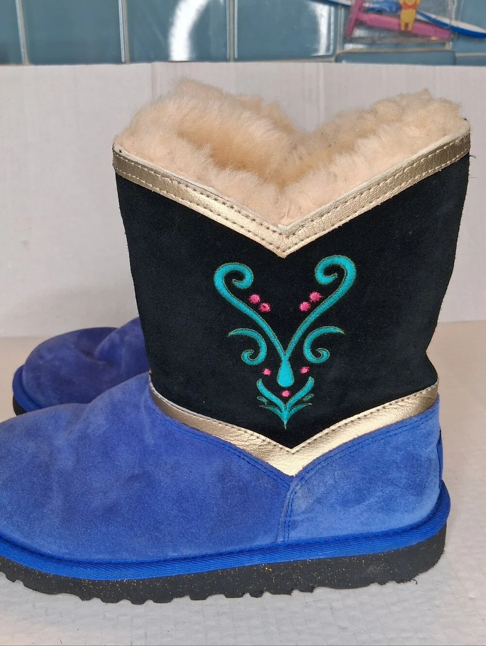 UGG x Disney Frozen Princess Anna Coronation Suede Boots Kids Size 4 Blue/Black